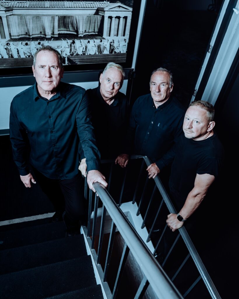 Retrato de Andy McCluskey, Paul Humphreys y otros músicos.