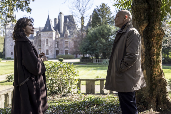 Fanny Ardant, la Sra. Beauvillier, junto a Blake. de fondo, el castillo francés.