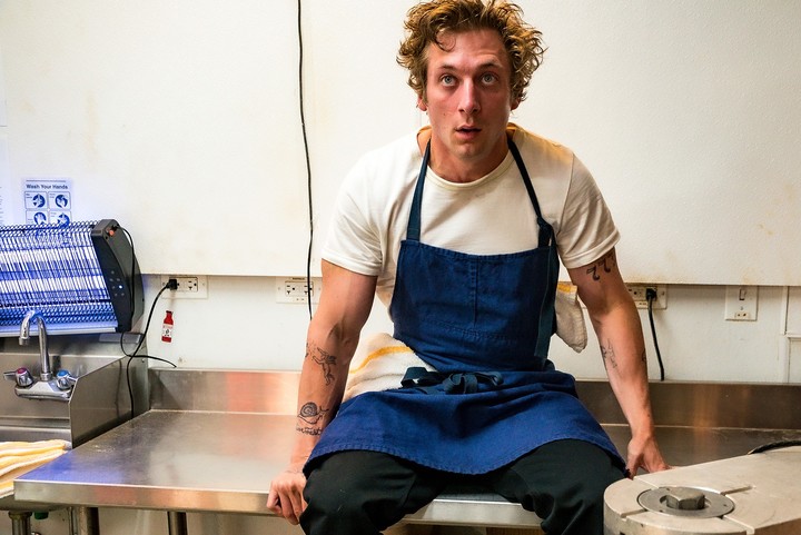 Jeremy Allen White, el cocinero más querido del streaming. Va por su segunda ceremonia de los Emmy que lo tiene como ganador.