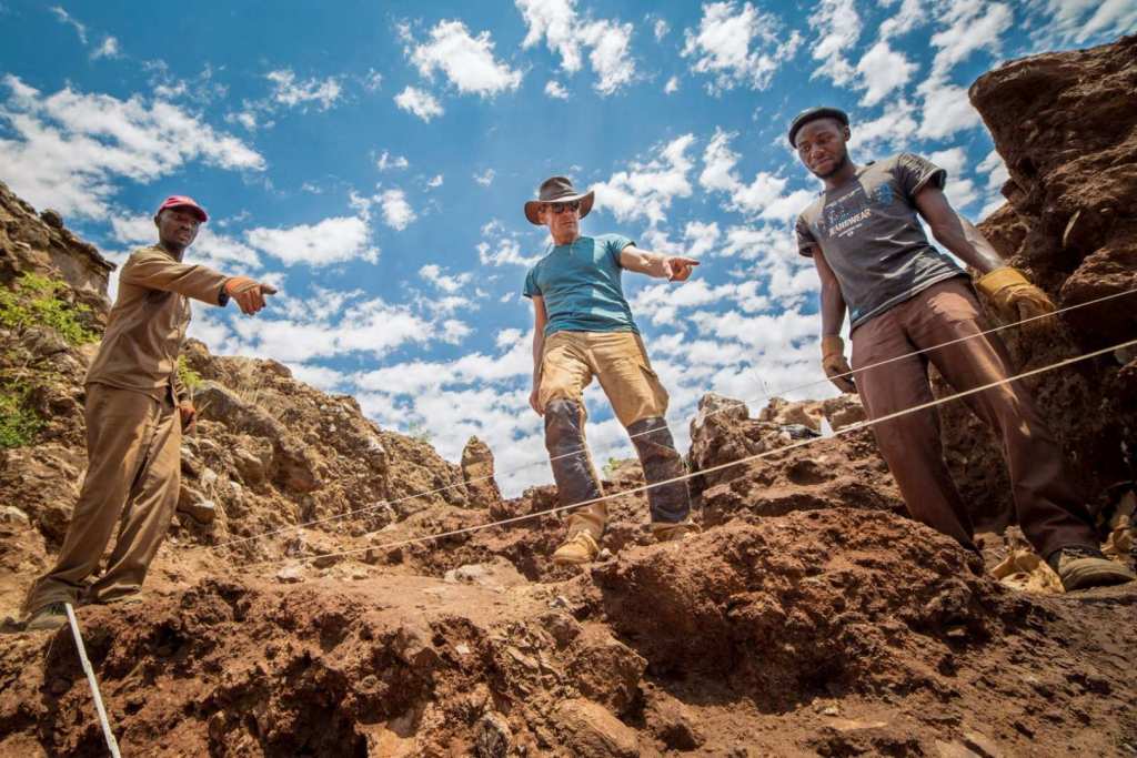 El paleoantropólogo José Braga (al centro en la primera imagen), junto a Shadrack Mofele (izquierda) y Clopus Seshoene, trabaja en una excavación en Kromdraai, Sudáfrica
