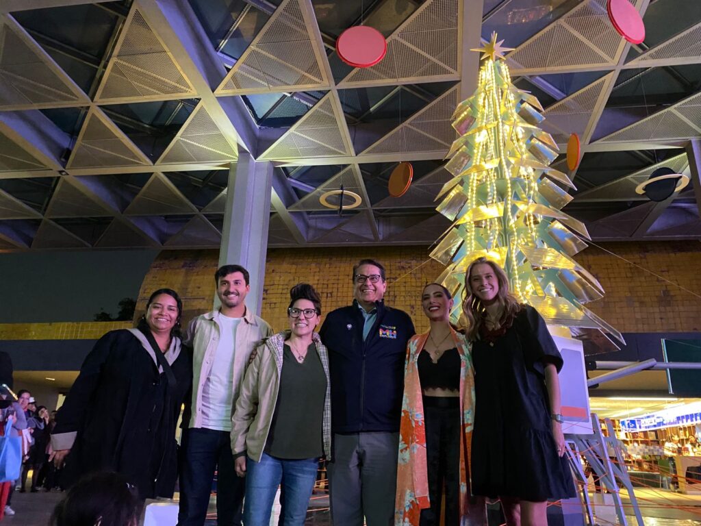 Alejandra Cervantes Mascareño, Directora General de Papalote y Claudia Lizaldi en el encendido del árbol de navidad.