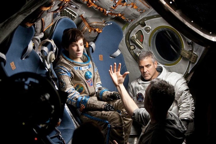 Alfonso Cuarón (de espaldas) dirige una escena a Sandra y a George Clooney.