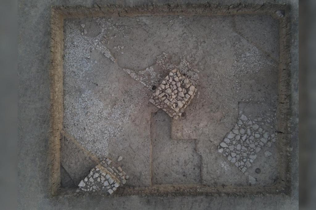 Los pilares hallados bajo tierra apuntan a que en este lugar existió, hace unos 1.500 años, una iglesia cristiana asociada a un posible monasterio