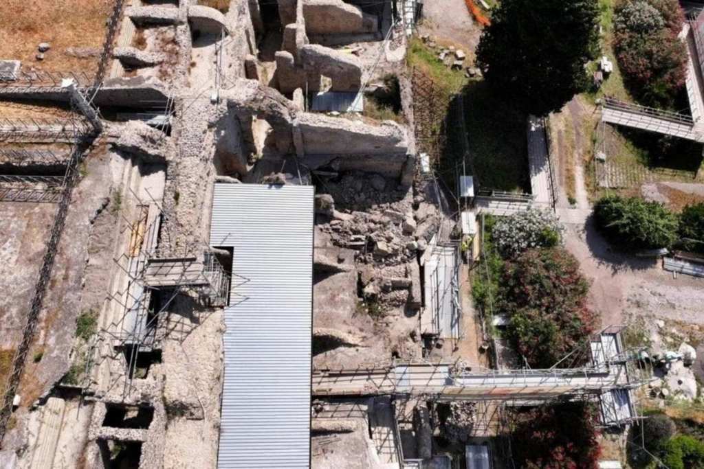 Una imagen captada por dron revela el derrumbe parcial de un muro y parte de una bóveda en la Insula Meridionalis