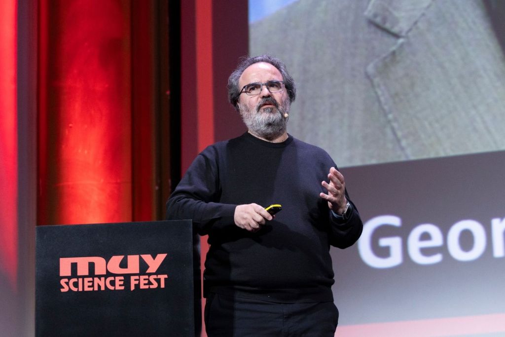 Lluís Montoliu durante su ponencia en el Muy Science Fest Madrid, analizando los límites reales de la desextinción