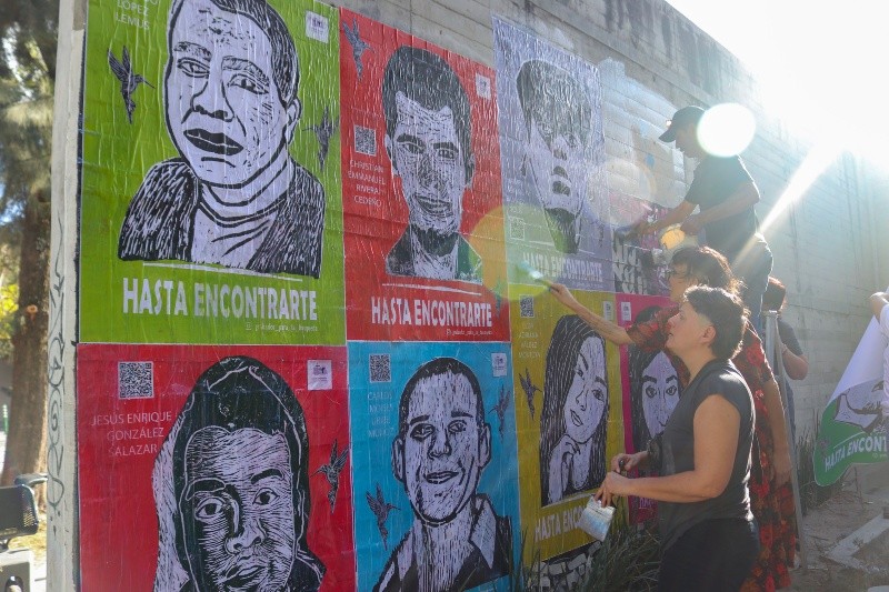 Artistas trabajando con los carteles en las calles de Guadalajara. Artistas trabajando con los carteles en las calles de Guadalajara.