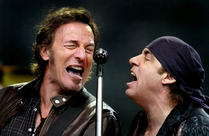 Bruce Springsteen y Steve Van Zant en vivo en Holanda con la E Street Band, 2003. Foto EFE