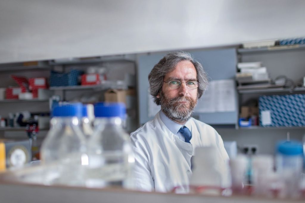 El profesor Eric Alton, líder del ensayo clínico LENTICLAIR 1, que busca revolucionar el tratamiento de la fibrosis quística con terapia génica inhalable