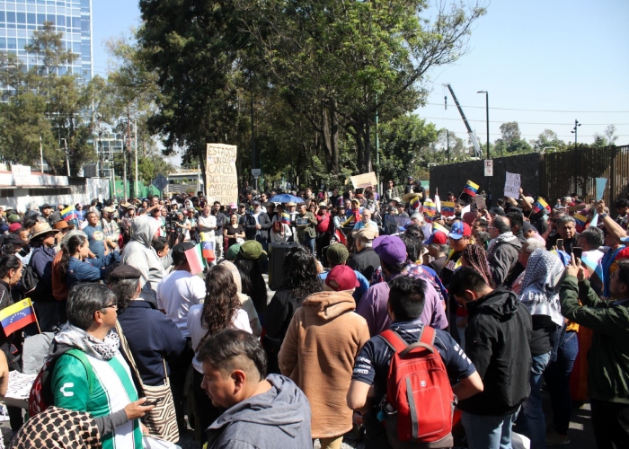 Manifestantes protestaron frente a la Embajada de los Estados Unidos en la CDMx por el ataque contra Venezuela y el secuestro del Presidente Nicolás Maduro. 