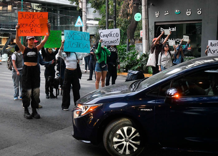 Familiares de Miguel y Berenice, fotógrafos muertos durante un festival de música, protestan frente a la FGJ-CdMx para exigir justicia