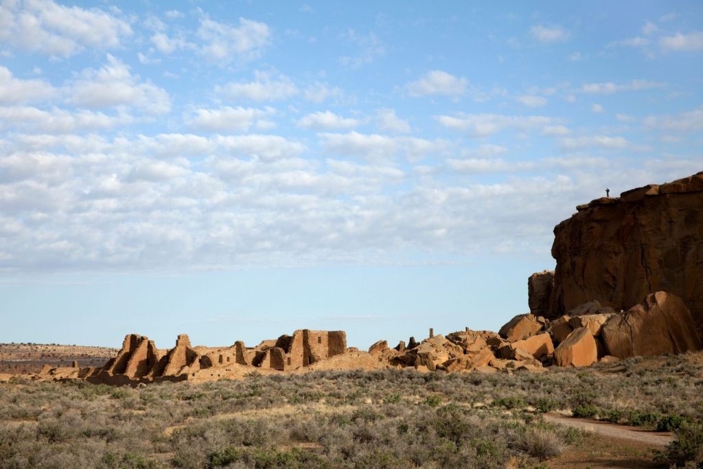 El yacimiento de Pueblo Bonito, en el Cañón del Chaco, ha revelado mediante ADN antiguo que las personas enterradas allí hace siglos están emparentadas con los actuales habitantes del pueblo Picurís en Nuevo México