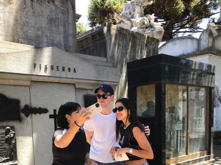 Maia Reficco y Kit Connor con una fan en el Cementerio de Recoleta. Foto: X.