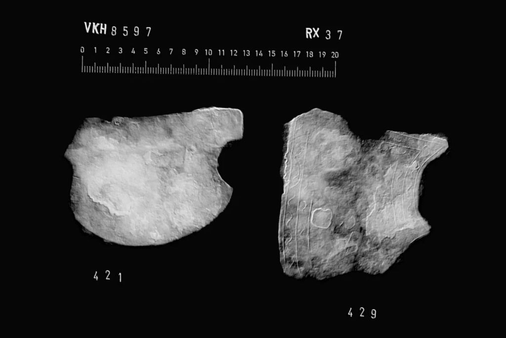 Imágenes de rayos X de las protecciones para el cuello y las mejillas de un casco romano hallado en Løsning Søndermark