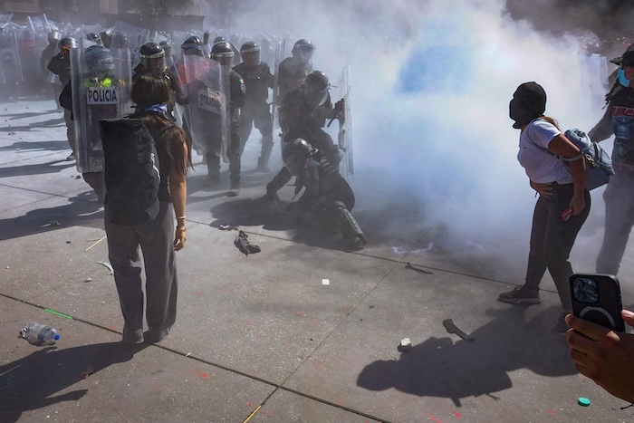Periodistas y civiles denunciaron haber sido agredidos y asaltados por manifestantes que participaron en la marcha de la
