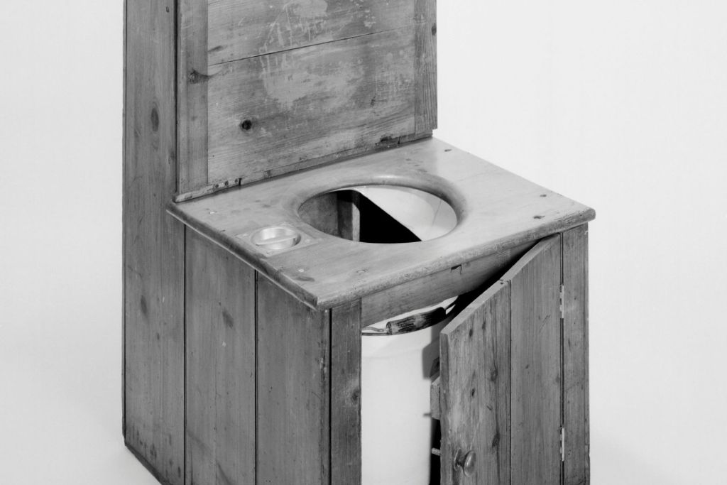 Inodoro de tierra seca del reverendo Henry Moule, hacia 1875. Este ingenioso sistema, precursor de los retretes ecológicos modernos, utilizaba tierra para cubrir los desechos y evitar malos olores