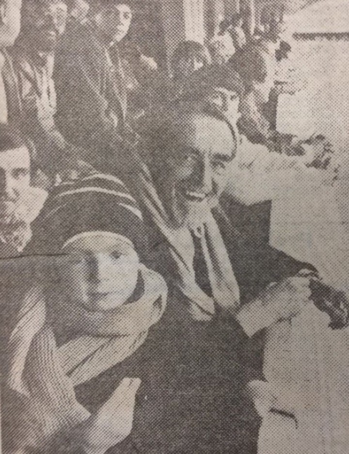 Vittorio Gassman en un palco de la Bombonera junto a su hijo. (Archivo Clarín/ Carlos Roberto Bairo)