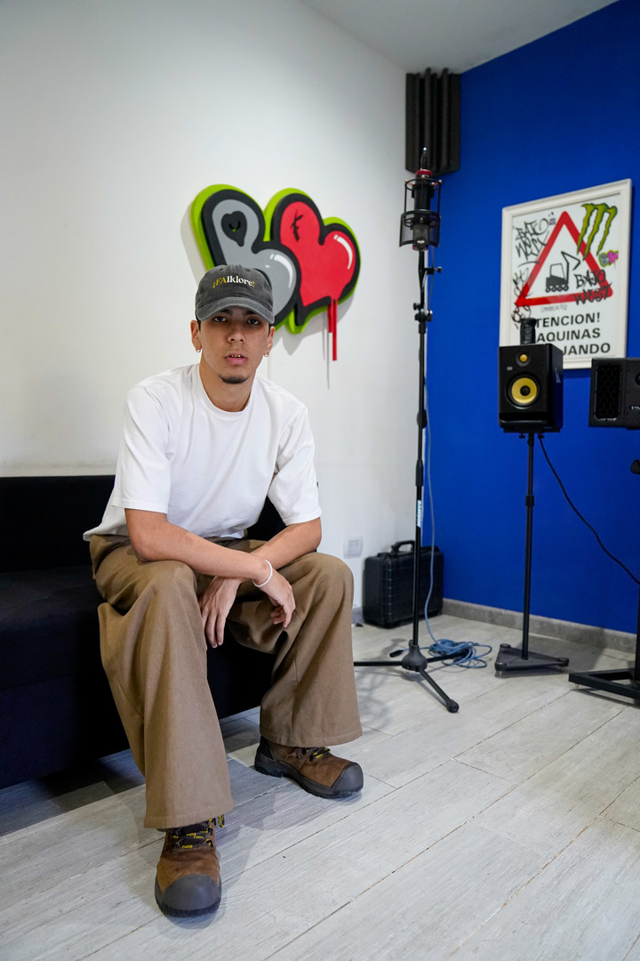 Milo J en un estudio en su barrio, Moron. Foto Maxi Failla