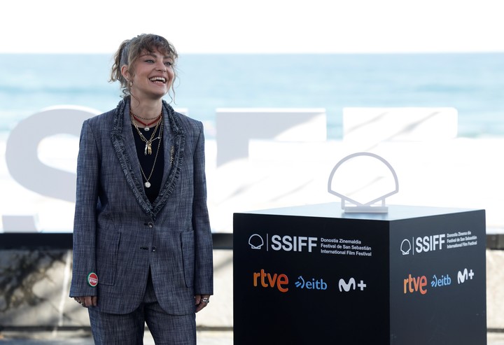 GRAFCAV3877. SAN SEBASTIÁN, 23/09/2025.- La realizadora Dolores Fonzi posa tras presentar su película 'Belén', incluida en la Sección Oficial del Festival de la 73 edición del Festival Internacional de Cine de San Sebastián. EFE/Juan Herrero