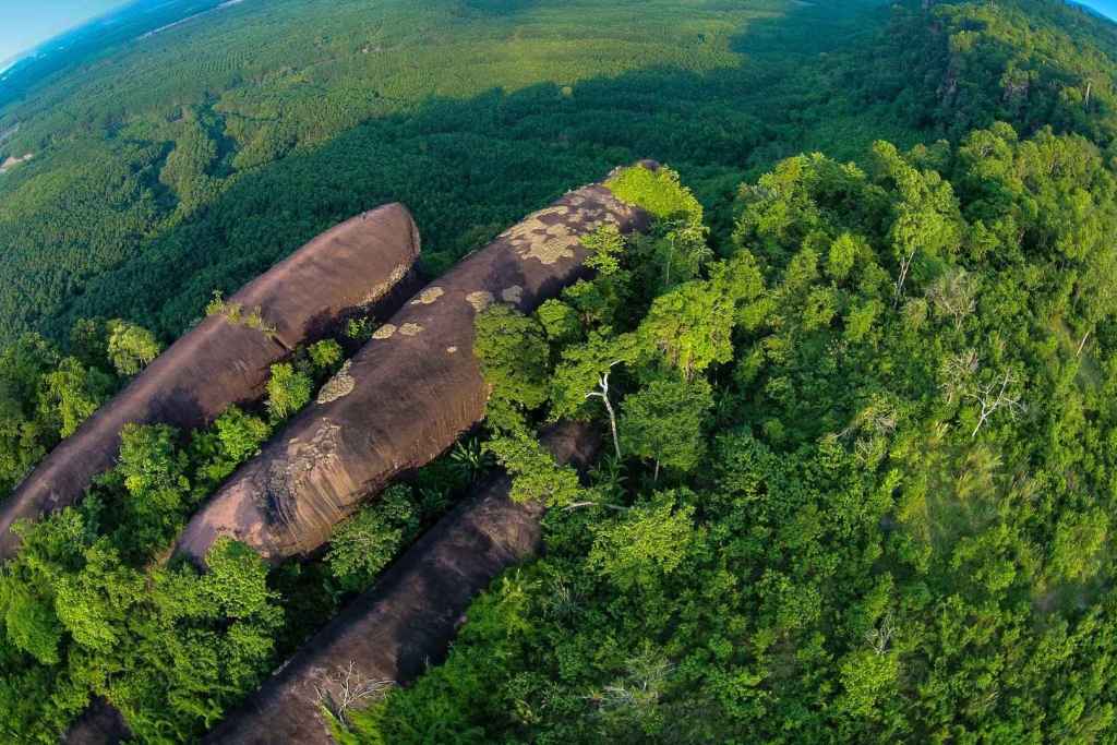 Un paisaje casi irreal aguarda a quienes se aventuran hasta la Roca de las Tres Ballenas, donde la naturaleza desafía toda lógica visual
