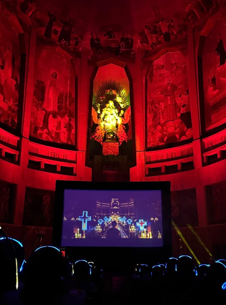 Romeo + Julieta con Leo DiCaprio se proyecta en la iglesia donde se filmó en CDMX | Foto: Liz Basaldúa 