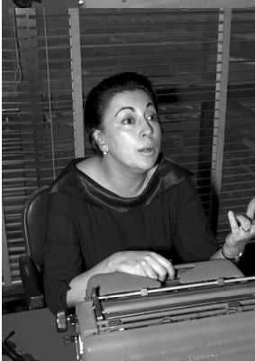 Retrato de Rosario Castellanos escribiendo en su máquina de escribir.