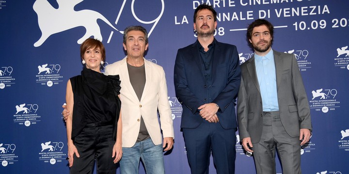 Ricardo Darín en Venecia 2022 junto a Alejandra Flechner, Santiago Mitre y Peter Lanzani. Foto: EFE