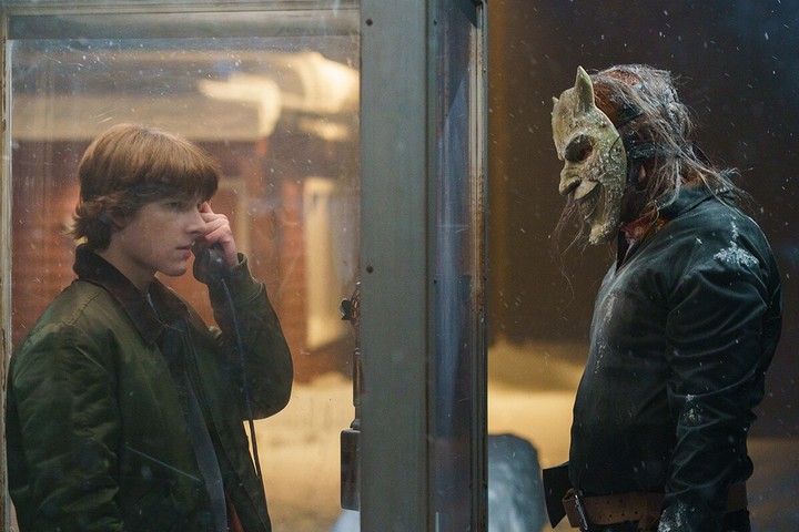 Mason Thames y Ethan Hawke, quien aparece poco. Foto UIP