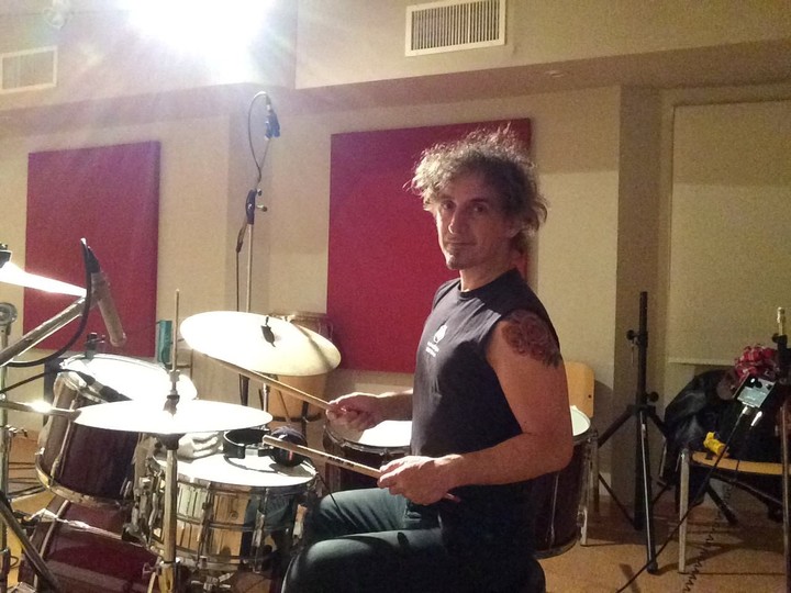  El baterista Fernando Samalea , en pleno ensayo. Foto FB