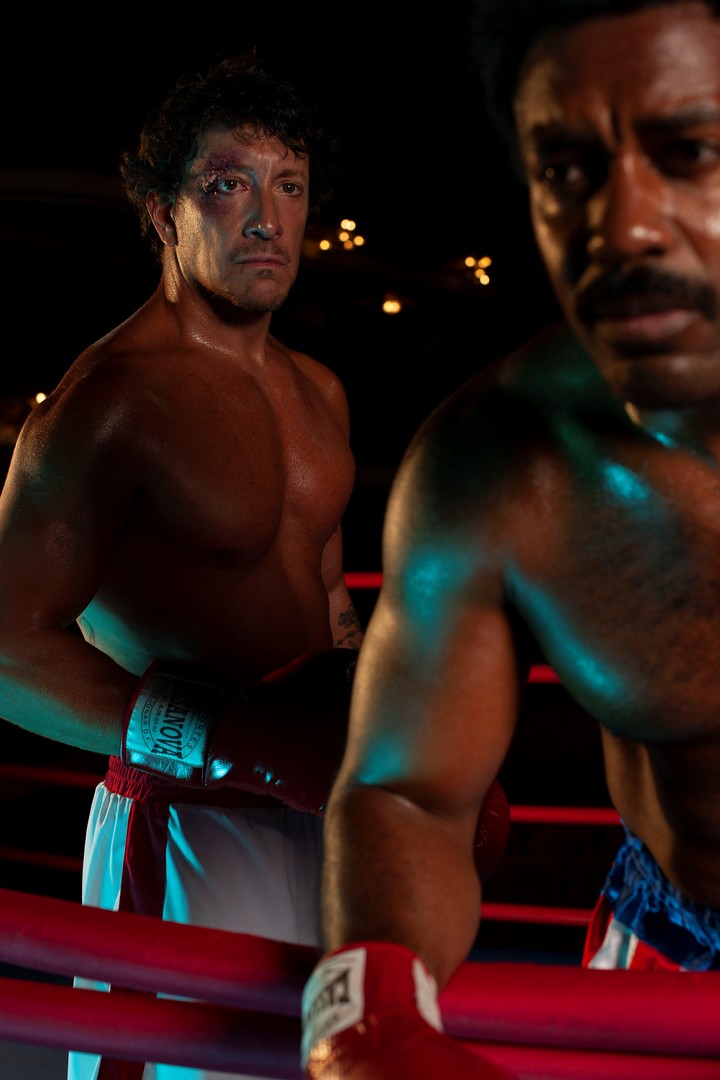 Rocky y su rival Apollo Creed, en las pieles de Nico Vázquez y Merlyn Nouel.