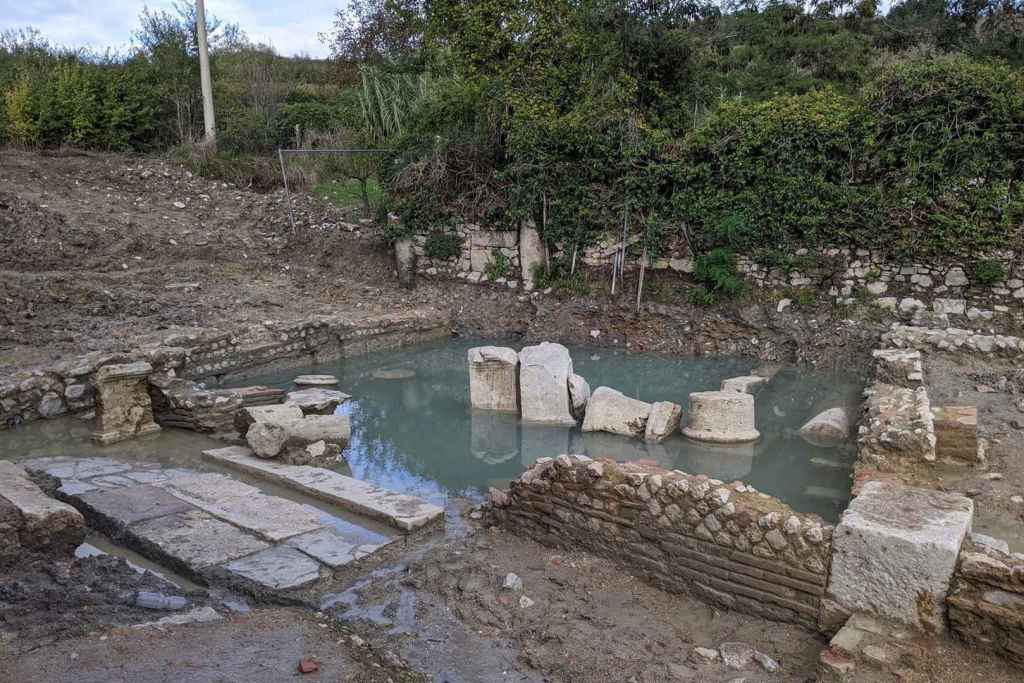Los altares fueron fragmentados de forma intencionada y reutilizados para levantar una plataforma situada entre el manantial termal principal y otro secundario al sur
