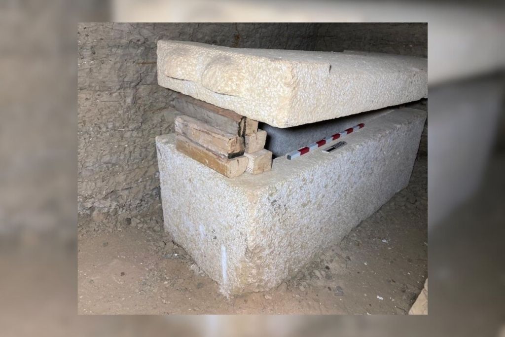 Este sarcófago perteneció a un hombre llamado Heka-shepes, cuyo cuerpo momificado apareció recubierto de láminas de oro