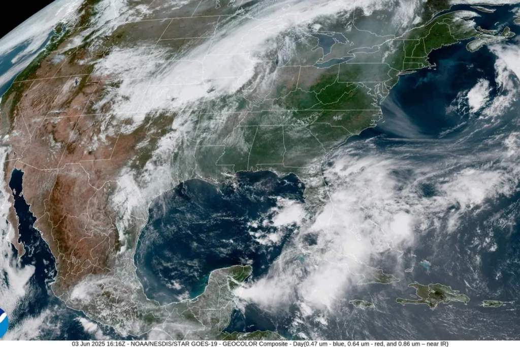 Una imagen captada el 3 de junio por el satélite GOES-19 de la NOAA muestra el aspecto del este de Estados Unidos desde el espacio