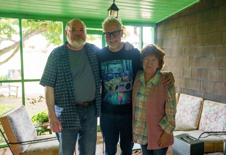 El director James Gunn con los actores que interpretan a los padres terrestres de Clark Kent.