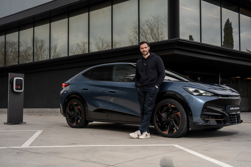 Saúl Craviotto y su coche eléctrico CUPRA Tavascan