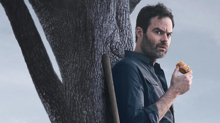 Bill Hader compone un personaje que maneja la misma tensión y sarcarmo que sugiere su banda de sonido.