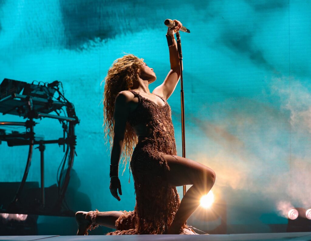 Shakira sobre el escenario del Estadio GNP Seguros.