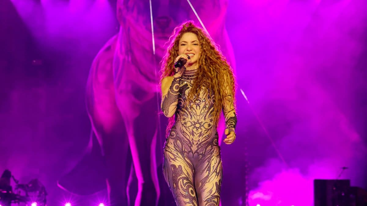 Shakira cantando en el Estadio GNP Seguros.