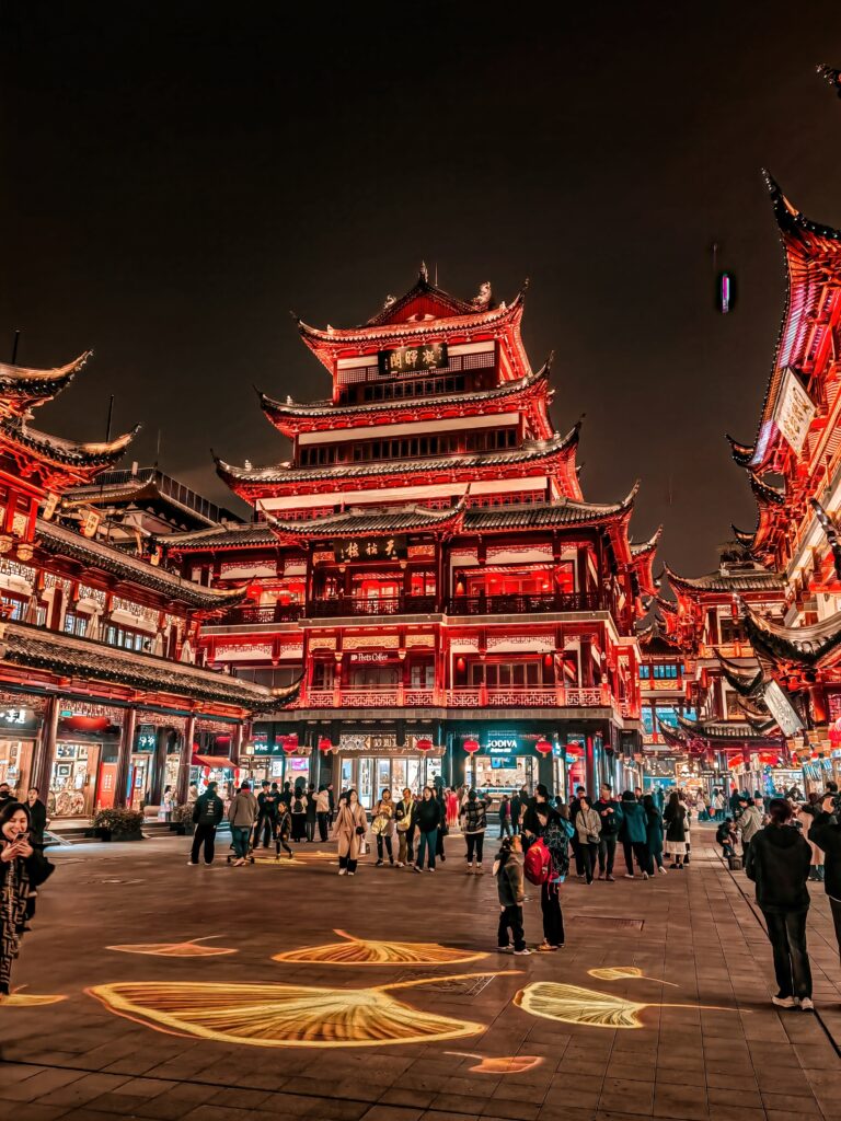 Celebraciones del Año Nuevo Chino suelen incluir desfiles, danzas tradicionales y rituales que simbolizan prosperidad y renovación. 