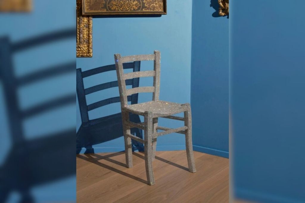 La silla “Van Gogh”, recubierta con cientos de cristales Swarovski, vuelve a exhibirse en el Palazzo Maffei de Verona tras haber sido dañada por dos visitantes