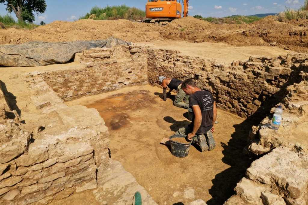 Sótano hecho de piedra durante la excavación