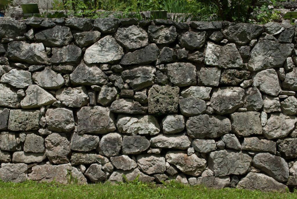 Muro de piedra en un campo