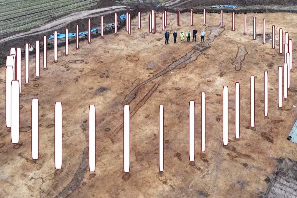 El equipo de excavación en el sitio del círculo de madera en Jutlandia del Norte, con imágenes superpuestas que muestran la ubicación original de los postes