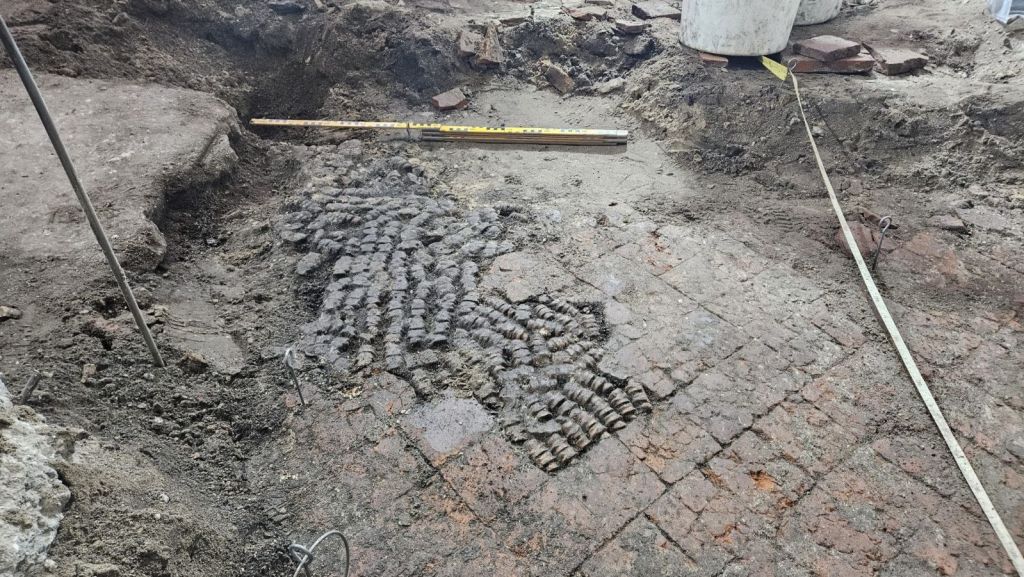 Arqueólogos encuentran un suelo medieval hecho de huesos con patrones desconcertantes en Holanda