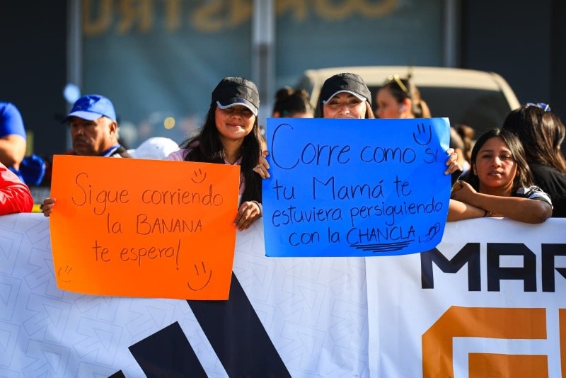 Durante el Maratón, cientos de asistentes “echaban porras” a los corredores. EL INFORMADOR/J. Acosta Durante el Maratón, cientos de asistentes “echaban porras” a los corredores. EL INFORMADOR/J. Acosta