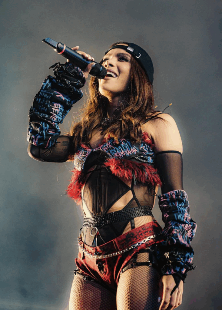 Anitta cantando en un festival en México.