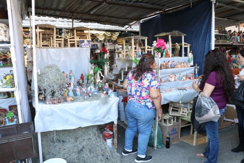 En los tianguis se pueden encontrar Nacimientos, adornos, entre otros artículos navideños. GOBIERNO DE GUADALAJARA En los tianguis se pueden encontrar Nacimientos, adornos, entre otros artículos navideños. GOBIERNO DE GUADALAJARA