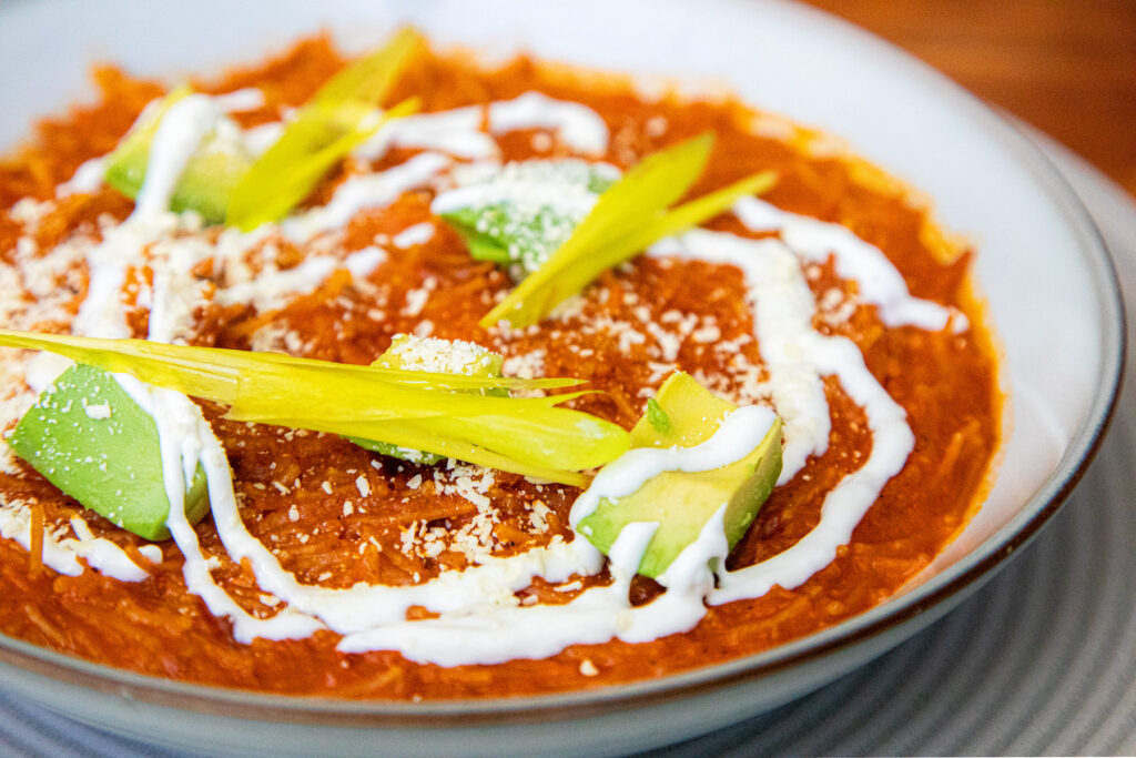 Fideos secos a los tres chiles con crema y aguacate.