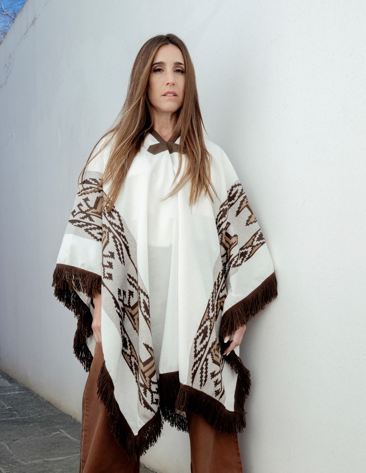 Soledad Pastorutti y la réplica de su famoso poncho de 1996. Foto de prensa 