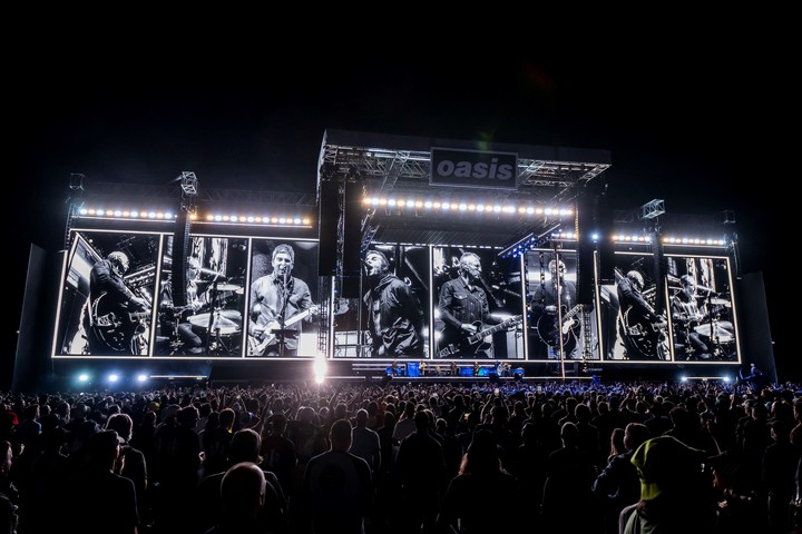 La inmensa pantalla de video del show de Oasis. Foto AP