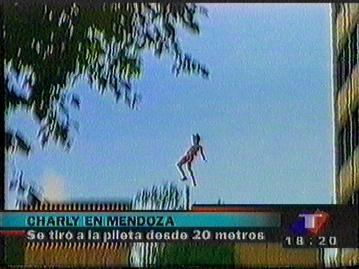 La imagen en televisión: Charly en caída libre.